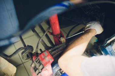 Yeni cv önyükleme hidrolik direksiyon raf yüklemek.