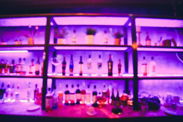 模糊酒精饮料瓶在俱乐部酒吧或酒吧在黑暗的党夜背景. — 图库照片