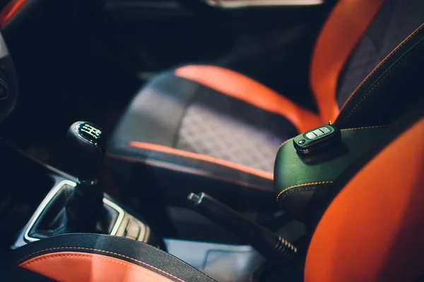 Primer plano dentro del vehículo de encendido inalámbrico por llave. Llave del coche a distancia en interior de cuero perforado negro. Detallando el coche. Las llaves cierran . — Foto de Stock