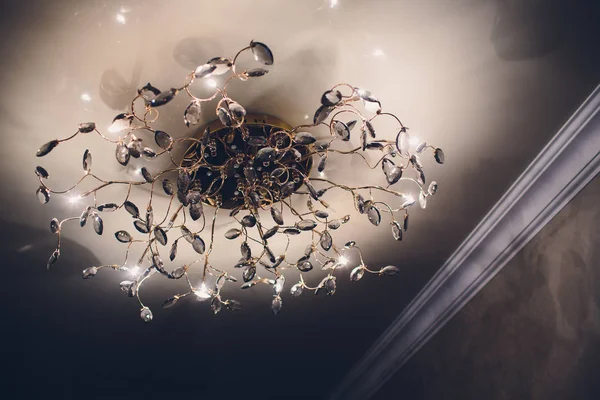 Modern ljuskrona gjord av glödlampor. — Stockfoto