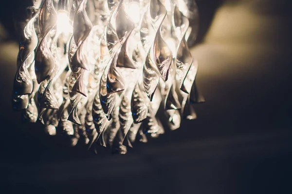 Modern ljuskrona gjord av glödlampor. — Stockfoto