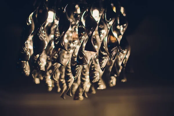 Современная люстра из лампочек . — стоковое фото