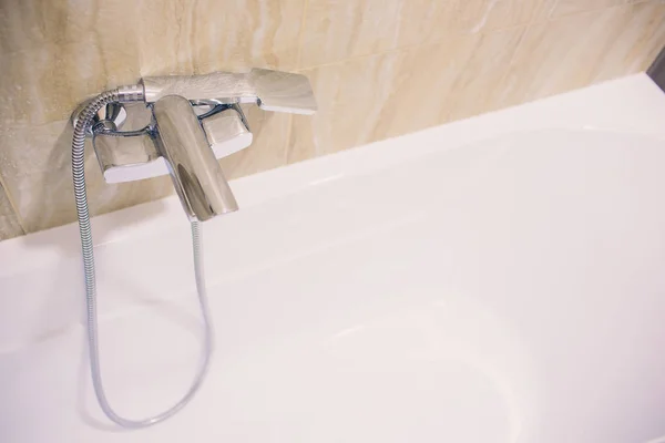 У ванній кімнаті відкритий мікшер прикріплений до кронштейна, тонований чорно-білим зображенням, вертикальний формат . — стокове фото