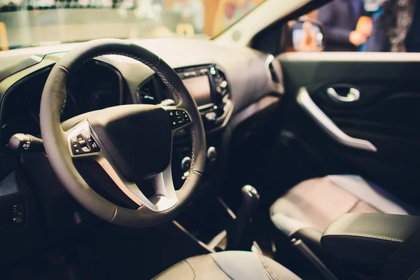 Lujo interior del coche. Interior de prestigio coche moderno. Asientos cómodos de cuero, volante del salpicadero. Cabina negra con decoración exclusiva de metal de madera sobre fondo blanco aislado . — Foto de Stock