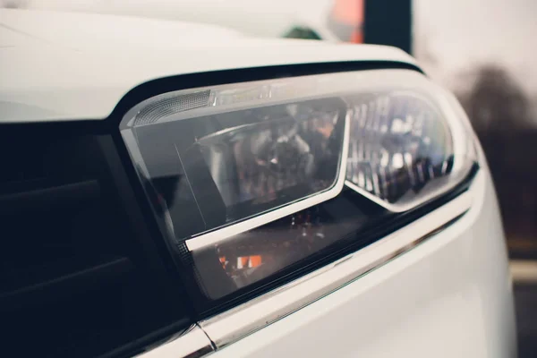 Detalhe de perto em um dos faróis LED carro moderno. — Fotografia de Stock