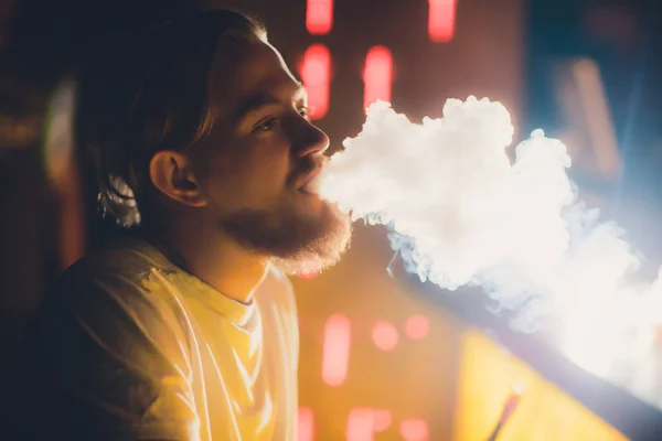 Giovane uomo che fuma Shisha al ristorante arabo - Man Exhaling Smoke Inhaling From A Hookah . — Foto Stock