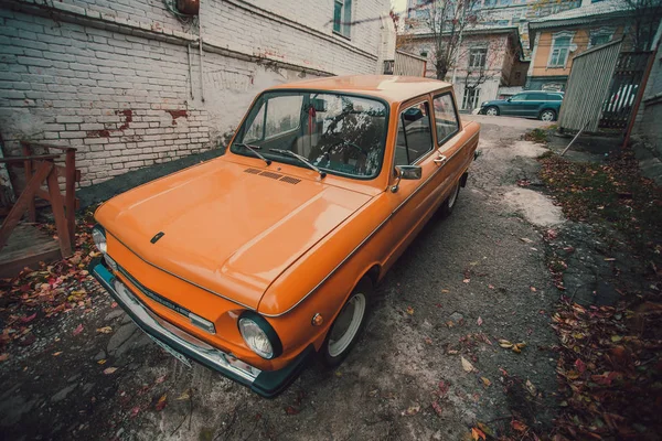 Oufa, Russie, 30 mai 2018 : Mini voiture soviétique rétro - Zaporozhets ZAZ 968 . — Photo