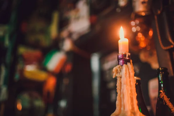 Bruciando vecchia candela vintage bronzo candeliere su sfondo di legno . — Foto Stock