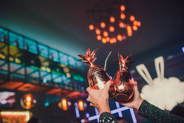 Cóctel, faberge de oro, en el fondo del bar, interesante servicio de bebidas . — Foto de Stock