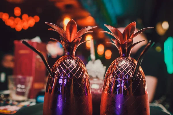 Cocktail, goldene Faberge, vor dem Hintergrund der Bar, interessante Getränkeausgabe. — Stockfoto