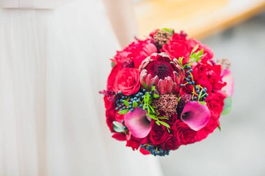 Gelin bir güzel düğün buket tutar. Renk.