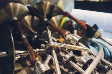 Benim, nargile. masanın üzerinde çok sayıda yalanımı. nargile konsepti için büyük arka plan.