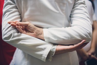 Doktorlar eller Clasped arkasına arka, arkasında silah Doktor katlanmış. güzel elleri.