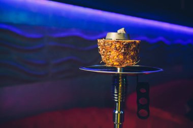 Relax için aroma ananas ile şık nargile. Ananas shisha. Nargile Salonu.