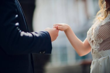 Evli çiftin el ele tutuşmalarını yakından izliyoruz..