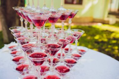 Piramit şarap, kadeh şampanya sokakta.