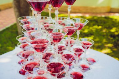 Piramit şarap, kadeh şampanya sokakta.