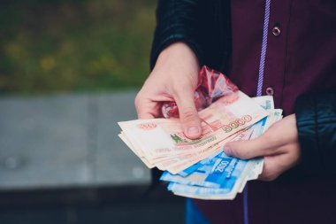 Sana para teklif eden kişinin elleri. Yakın çekim..