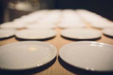 birçok boş beyaz yemek masada.