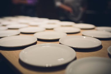 birçok boş beyaz yemek masada.