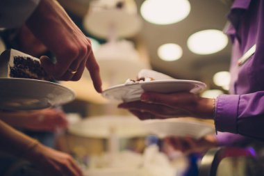 Gelin ve Damat Düğün Ziyafet kırmızı gül ve diğer çiçeklerle rustik düğün pastası kesti.