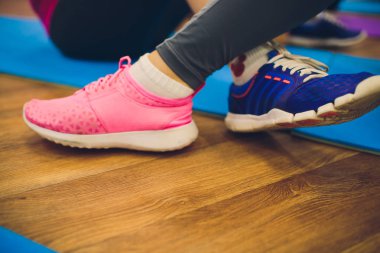 Portre portre bir kadının ayakkabı bağcığı bağlama.