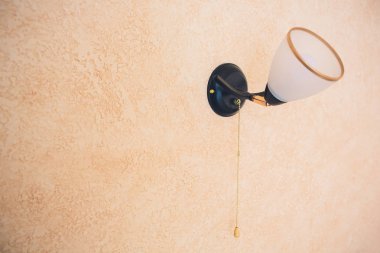 Havalı tavanında elektrik ampulleri olan büyük bir avize..