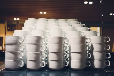 Beyaz bardak kahve ve çay pencere yakın vintage tablo üzerinde kazıklı bahçe alanına açmak.