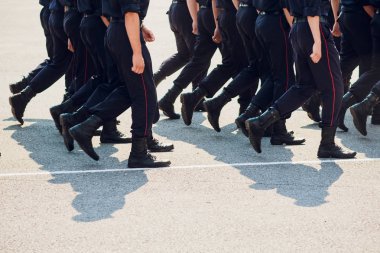 Polis yürüyüşe. bacaklar. Ayakkabı doğrultusunda