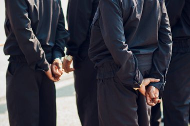 Bacaklar polis erkekler inşaat dikiz karanlık eller tetikte. Afrikalı Amerikalılar