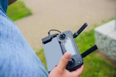 Ufa, Rusya Federasyonu - 1 Temmuz 2018: şehir merkezine yakın uçan ile DJI indeks işlem Mavic Pro casus uçak.