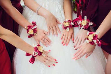 gelinler arkadaşlar birbirimize manikür göster. Yeşil elbise. kavram düğün, dostluk ve moda. Manikür kapatın kız göster