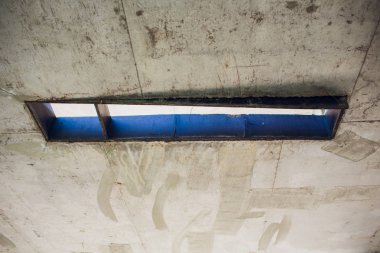 Dikdörtgen delik kanalizasyon ve elektrik kablolama ile çimento duvar