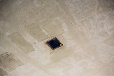 Dikdörtgen delik kanalizasyon ve elektrik kablolama ile çimento duvar