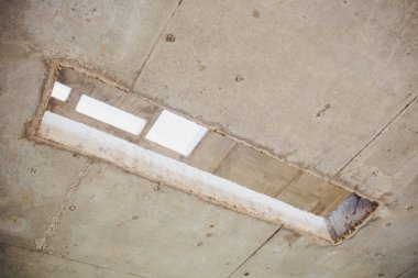 Dikdörtgen delik kanalizasyon ve elektrik kablolama ile çimento duvar