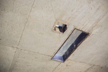 Dikdörtgen delik kanalizasyon ve elektrik kablolama ile çimento duvar