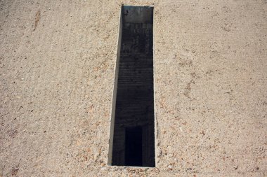 Dikdörtgen delik kanalizasyon ve elektrik kablolama ile çimento duvar