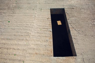 Dikdörtgen delik kanalizasyon ve elektrik kablolama ile çimento duvar