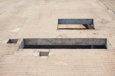 Dikdörtgen delik kanalizasyon ve elektrik kablolama ile çimento duvar