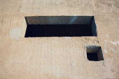 Dikdörtgen delik kanalizasyon ve elektrik kablolama ile çimento duvar