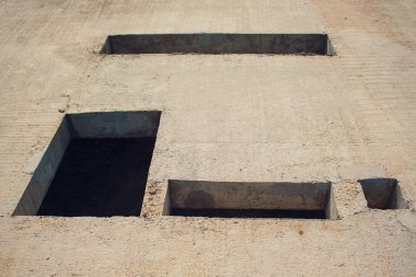 Dikdörtgen delik kanalizasyon ve elektrik kablolama ile çimento duvar