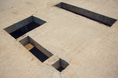 Dikdörtgen delik kanalizasyon ve elektrik kablolama ile çimento duvar