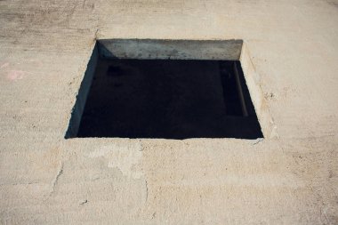 Dikdörtgen delik kanalizasyon ve elektrik kablolama ile çimento duvar