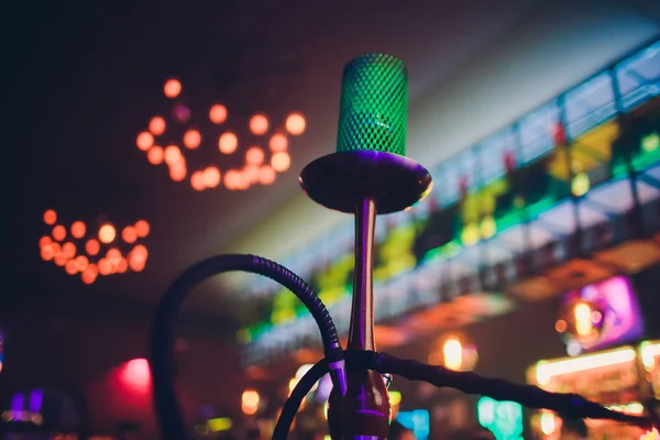 Hookah hete kolen op shisha kom met zwarte achtergrond. Stijlvolle oosterse shisha. Shisha Concept. — Stockfoto