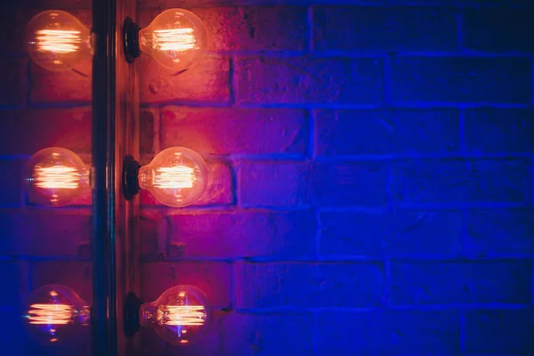Decorativo antigo estilo edison lâmpadas de tungstênio luz contra o fundo da parede de tijolo . — Fotografia de Stock