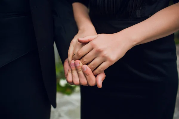 Imagen de cerca de una joven pareja cogida de la mano. — Foto de Stock