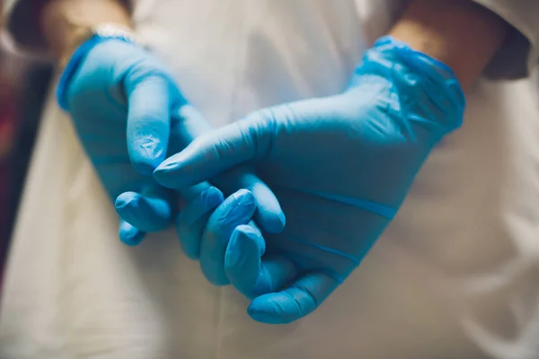 Kadın doktorların ellerini kapat. Ofiste mavi sterilize cerrahi eldiven tak.. — Stok fotoğraf