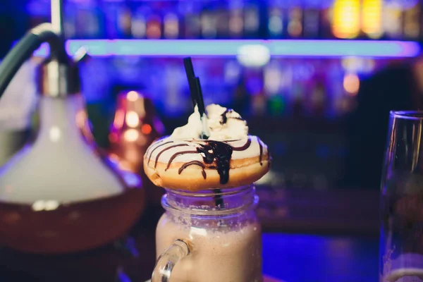 Batido com donuts. Cocktail azul de leite sissy fica na mesa no café no fundo escuro . — Fotografia de Stock
