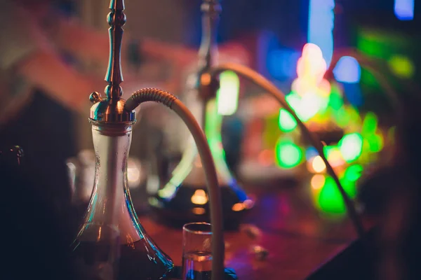 Wasserpfeife im Restaurant Shisha-Elemente auf dem Hintergrund eines verschwommenen Inneren des Restaurants, ein Café mit einem Bokeh. — Stockfoto