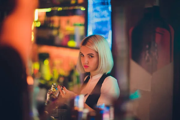 Портрет девушки в ночном баре, за прилавком . — стоковое фото